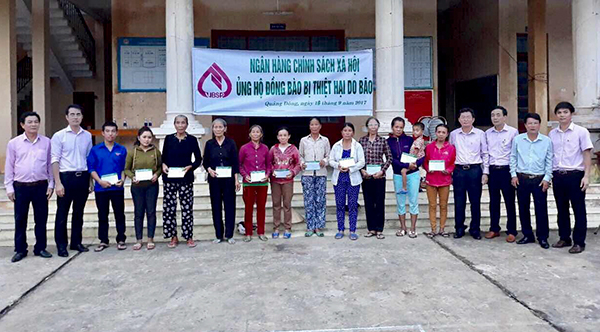 NHCSXH thăm hỏi, tặng quà người dân tỉnh Quảng Bình bị ảnh hưởng bão số 10 ảnh 2